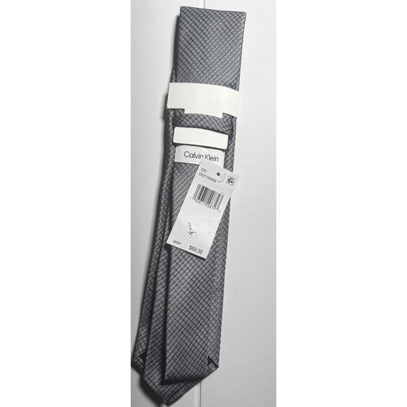 Calvin Klein Neck Tie Silk Blend Gray Chevron Pattern MSRP $69.50 NWT - Picture 3 of 3